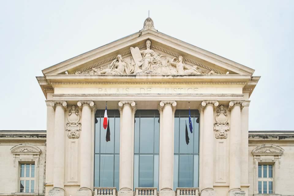 Bâtiments administratifs de La Rochelle illustrant l'expertise de Lexora Avocats en droit administratif