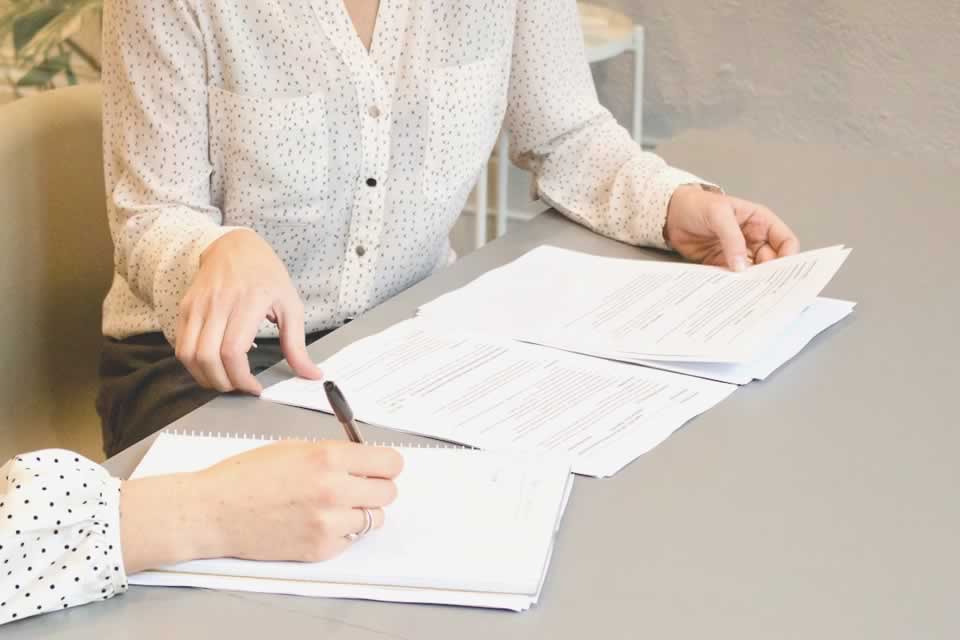 Avocat en droit pénal à La Rochelle en consultation avec un client