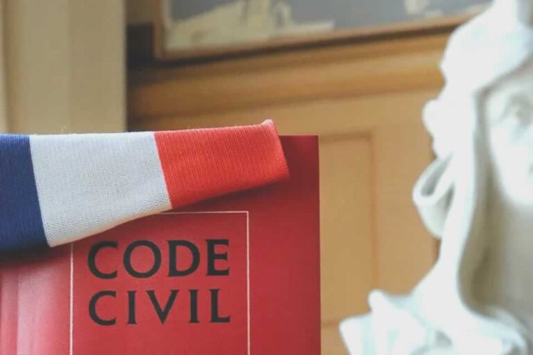 Avocat en droit des personnes à La Rochelle en rendez-vous avec un client